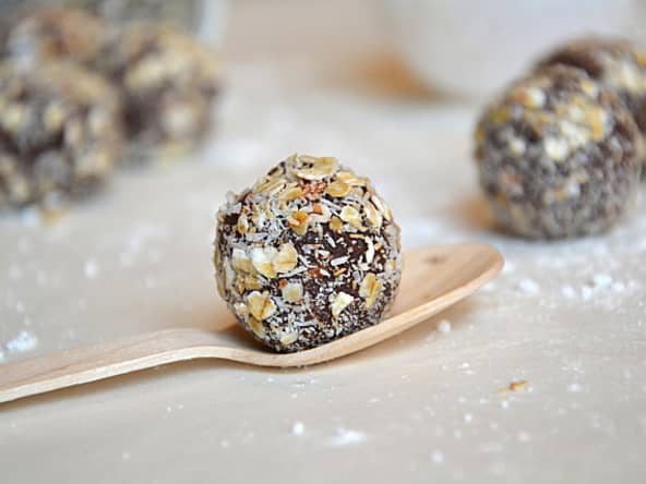Truffes végétales au chocolat noir, coco et noix de pécan