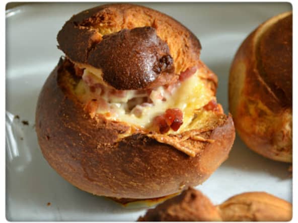 Brioches fondantes et croustillantes aux lardons et à l'emmental