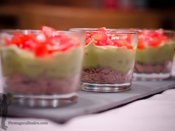 Verrine crème d'avocat, tomate et thon