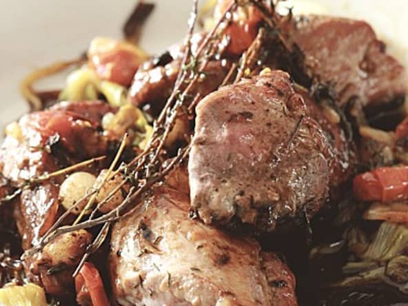 Filet mignon de porc aux petits oignons, pignons et vinaigre de cassis