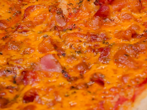 Pizza au bacon et au cheddar