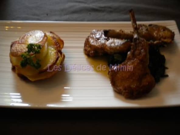Côtes d’agneau en croûte de parmesan, pommes Anna, jeunes pousses d'épinards