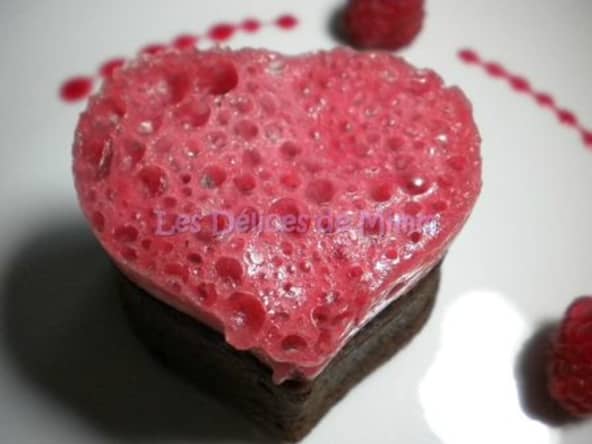 Cœur givré aux framboises sur cœur fondant en chocolat
