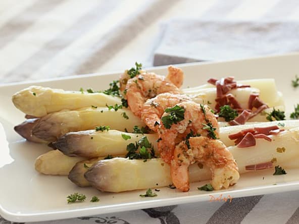 Asperges des landes aux crevettes à l’ail et aux magrets séchés