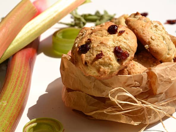 Biscuits vegan à la rhubarbe, aux cranberries et à la verveine