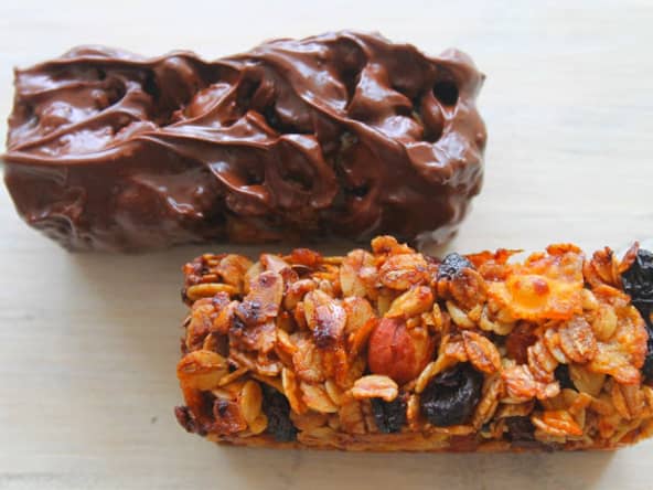 Barres de céréales aux fruits secs (bananes, fruits tropicaux, raisins, noisettes, noix de cajou, amandes)
