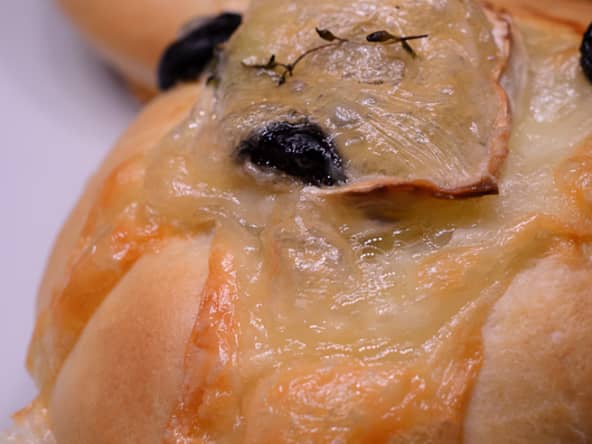 Petits pains au chèvre, au thym et aux olives