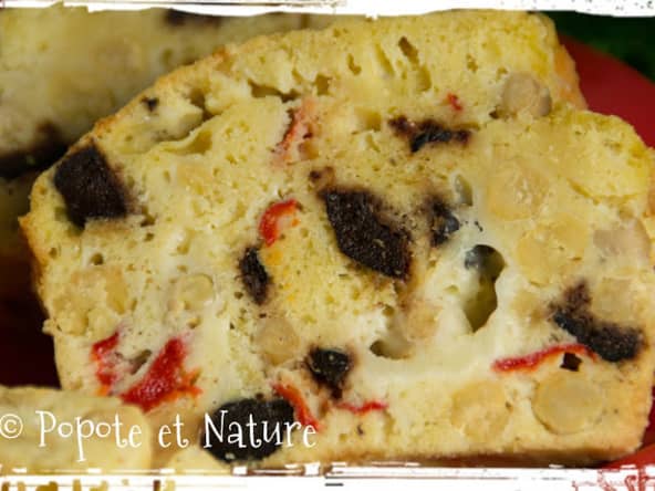 Cake aux pois chiches, olives noires, mozzarella et pimientos del piquillo