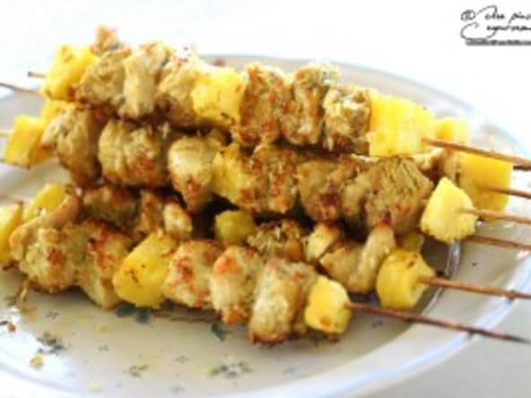 Brochettes de poulet à l’ananas, curry et coco
