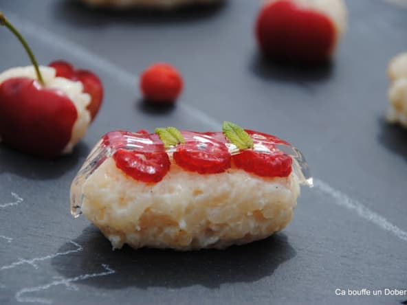 Sushis de riz au lait, fruits rouges et gelée de grenadine