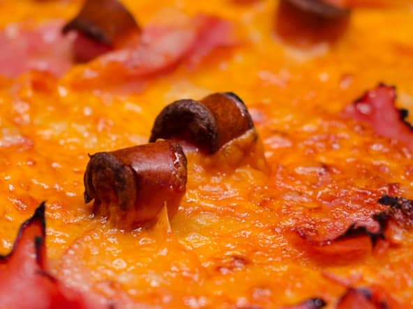 Pizza hot dog et sa croûte au cheddar