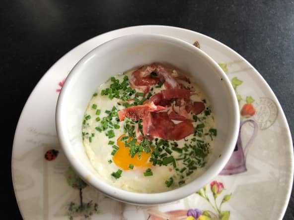 Oeufs cocotte, bacon, ciboulette