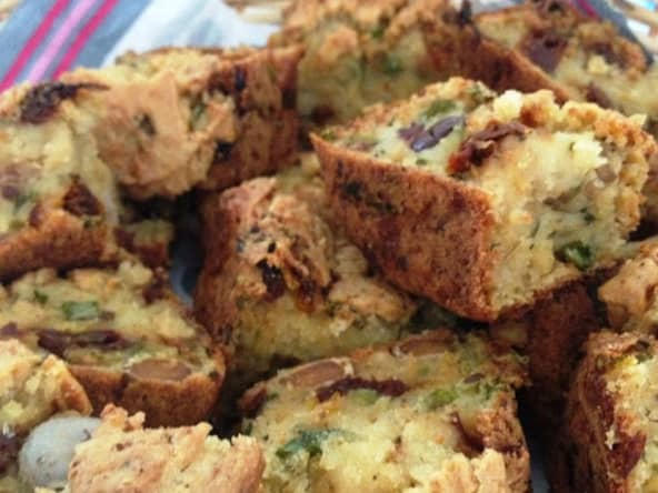 Le cake aux tomates séchées et aux herbes