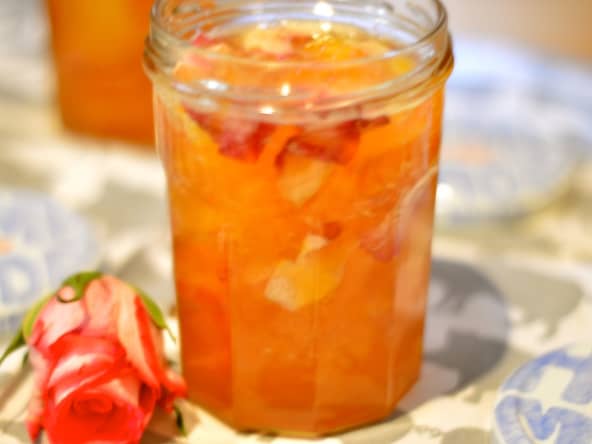 Confiture facile de pêches et pétales de roses