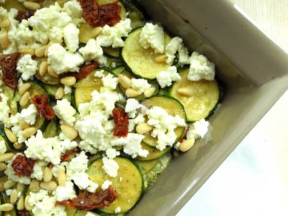 Gratin bio de courgette à la feta, tomates confites et pignons
