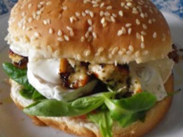 Burger poulet, miel et sauce crémeuse au chèvre