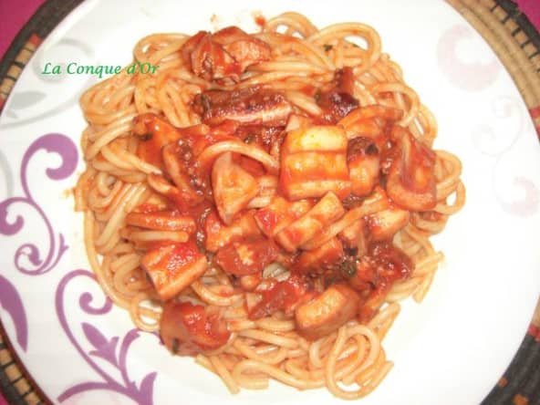 Spaghettis au calamar et sauce tomate