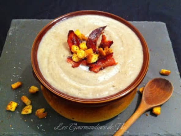 Velouté chou-fleur et champignons, lard grillé, croûtons au piment d'Espelette