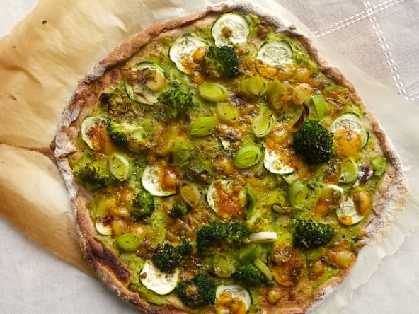 Pizza verte semi-complète monochrome au brocoli, poireau et courgette