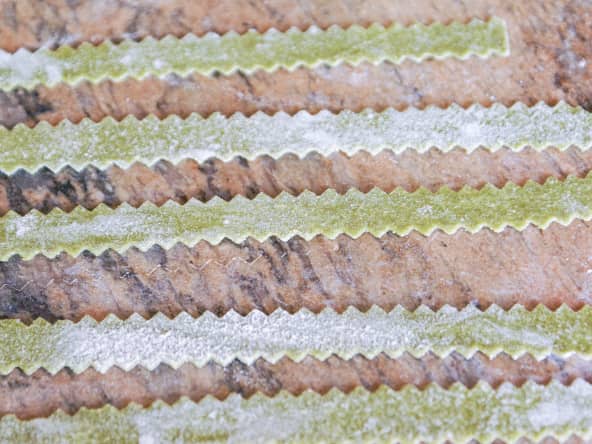 Détailler des tagliatelles fraîches