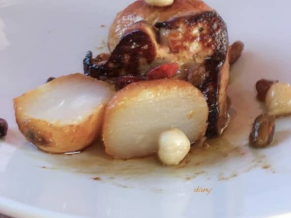 Foie gras poêlé aux navets confits et fruits secs