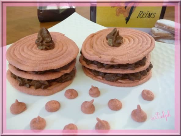 Croustillant de biscuits roses en mille feuilles