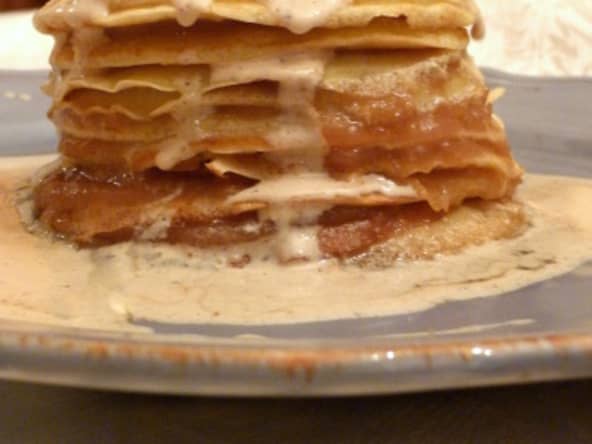 Gâteau de crêpes à la compote poires, pommes et carambar, sauce pralinée
