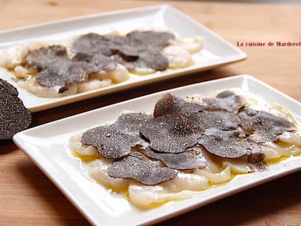 Carpaccio de Saint Jacques aux truffes noires : une entrée fraîche et originale