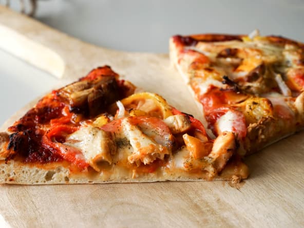 Pizza au poulet fumé et pesto