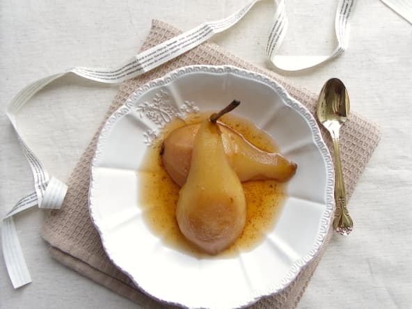 Poire pochée au thé Earl Grey, à la vanille et cannelle