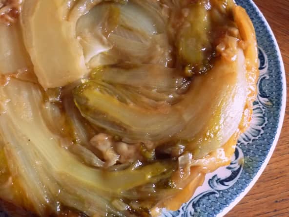 Tarte Tatin d'endives aux échalotes caramélisées et rocamadour