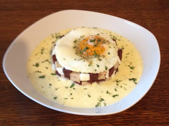 Oeufs en 3 facons, boudins et compote de pommes pour le BAC0214
