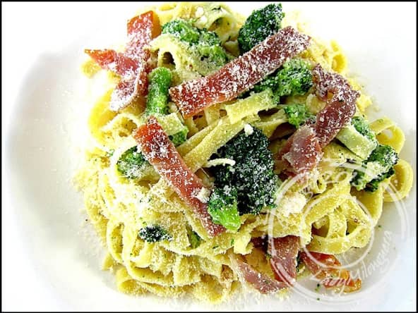 Tagliatelles à la crème au brocolis et jambon cru