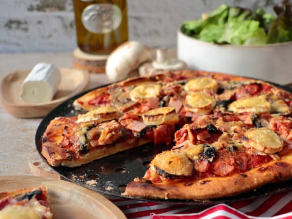 Pizza au chèvre, jambon et champignons