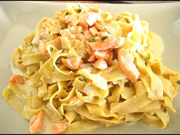 Tagliatelles au saumon fumé et crème au curry