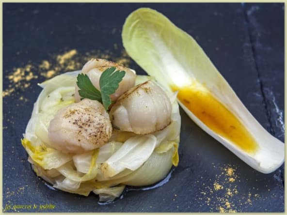 Noix de saint jacques, sauce à l’orange et endives confites