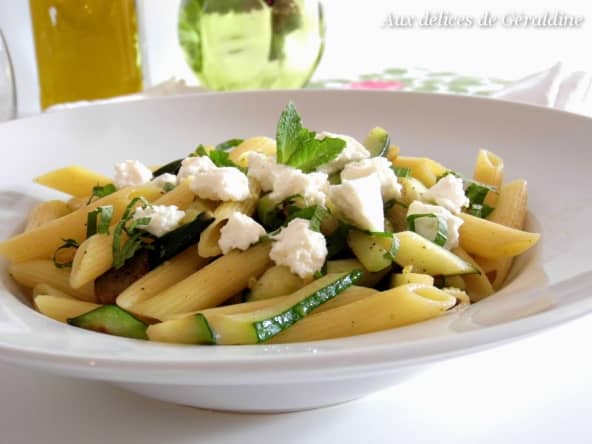 Salade de pâtes à la courgette, ricotta et menthe