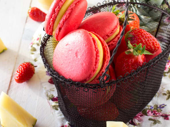 Macarons curd d’ananas, coeur tartare de fraises