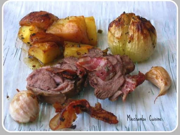 Souris d'agneau, pommes de terre et oignons au four