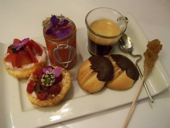 Mini tartes framboises, soupe de fraises au jus de yuzu pour un café gourmand