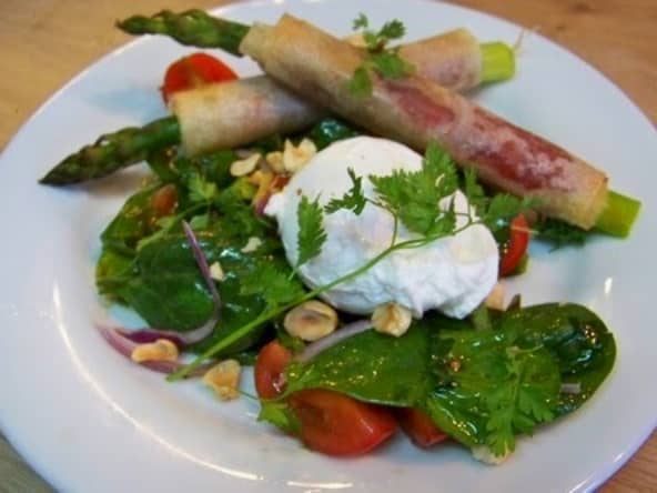 Asperges roulées, jambon et oeuf poché sur salade