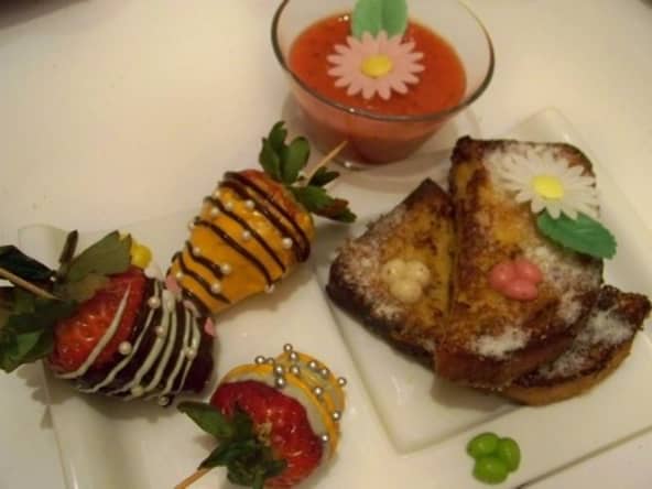 Soupe de fraises, fraises au chocolat sur brioche perdue