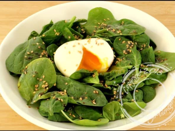 Salade d’épinards à l’oeuf mi-cuit et aux saveurs asiatiques