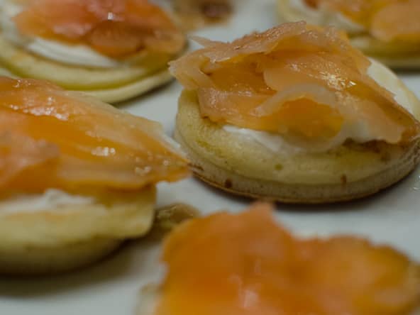 Blinis au saumon fumé et vinaigrette au miel