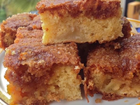 Gâteau aux pommes fondantes au rhum et sirop caramel rhum