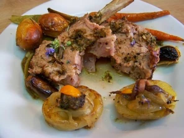Carré d'agneau en croûte d'herbes aux pommes de terre de l'ile de Ré rôties