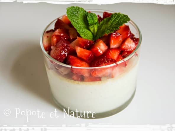 Une panna cotta aux fraises fraîches sans agar agar et sans gélatine