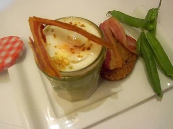 Oeufs cocottes à la crème de petits pois et chips de lard fumé
