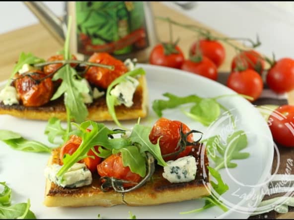 Tartines aux tomates cerises et bleu