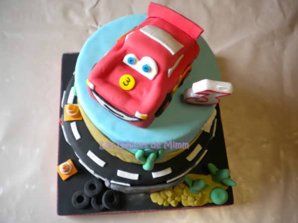 Un gâteau Cars avec voiture Flash Mcqueen